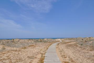 Apartamento en primera línea de playa en Oliva a la venta.