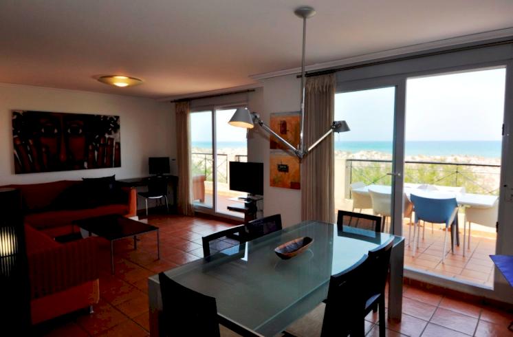 Apartamento en primera línea de playa en Oliva a la venta.