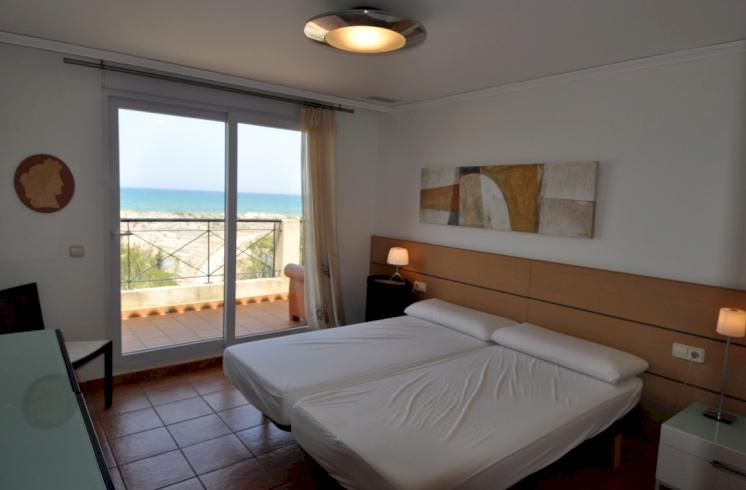 Apartamento en primera línea de playa en Oliva a la venta.