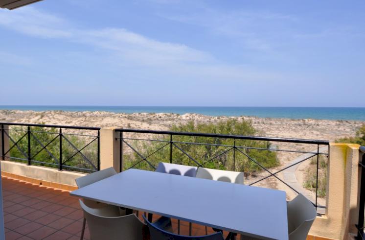 Apartamento en primera línea de playa en Oliva a la venta.