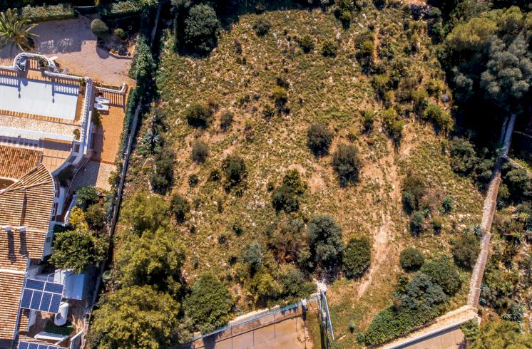 Extensa parcela con vistas excelentes en un lugar privilegiado de Jávea.