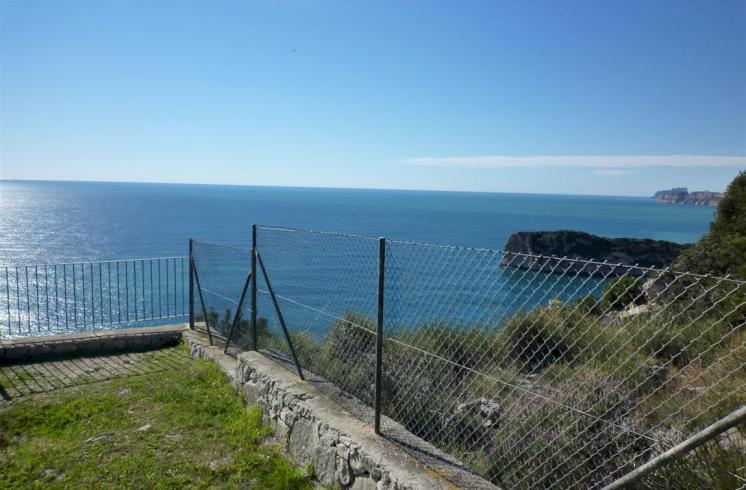 Extensa parcela con vistas excelentes en un lugar privilegiado de Jávea.