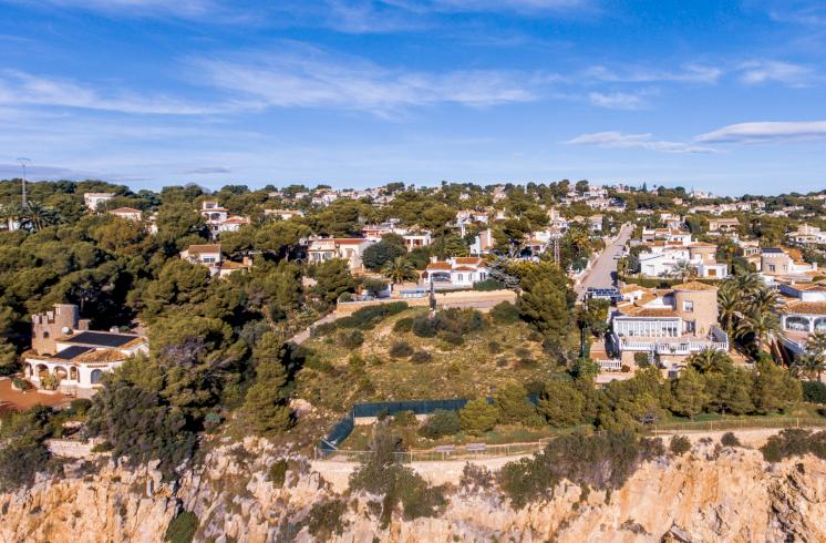 Extensa parcela con vistas excelentes en un lugar privilegiado de Jávea.