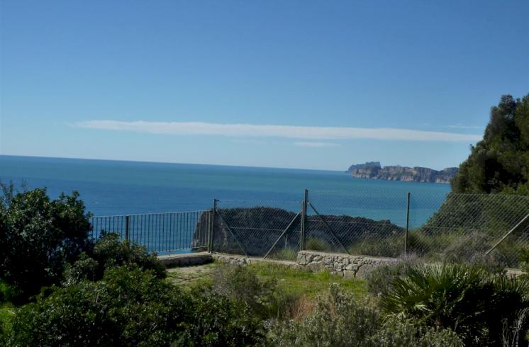 Extensa parcela con vistas excelentes en un lugar privilegiado de Jávea.