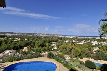 Exclusiva propiedad con vistas al mar ubicada muy próxima a la Playa del Arenal de Jávea y servicios.