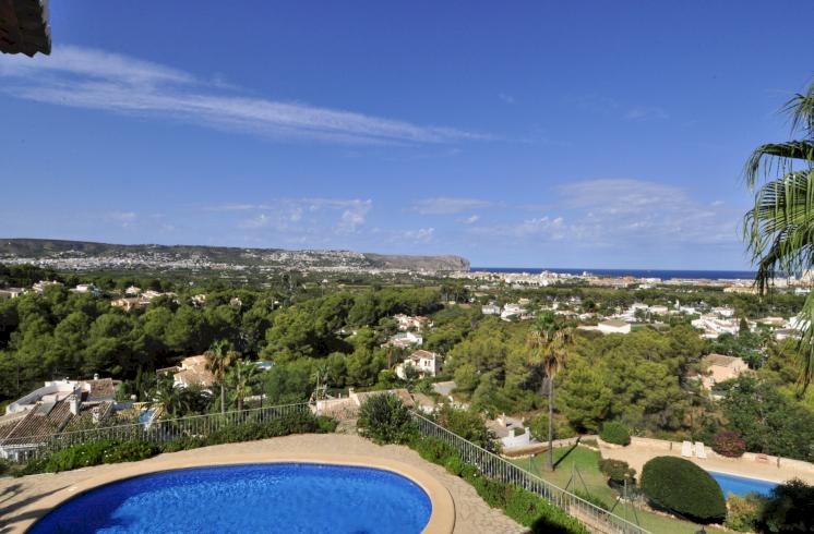 Exclusiva propiedad con vistas al mar ubicada muy próxima a la Playa del Arenal de Jávea y servicios.