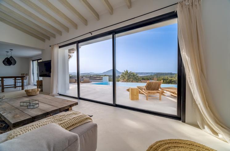 Villa de estilo ibicenco con fantásticas abiertas en Balcón al Mar, Jávea