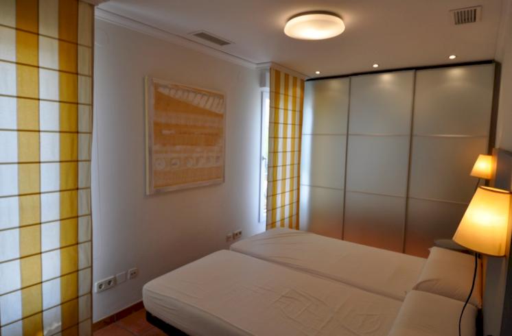 Apartamento en primera línea de playa en Oliva a la venta.
