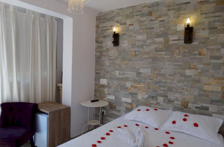 Acogedor hostal situado a escasos 300 metros del mar en el pueblo de Calpe, Alicante, cercano del centro urbano, playas y al Parque Natural del Peñon de Ifach, símbolo de la Costa Blanca.