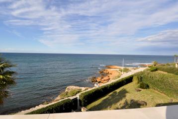Villa de diseño moderno y exquisitas vistas al mar en Dénia.