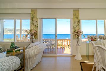 Luminosa villa en primera línea de playa ubicada en Montañar I, Jávea (Alicante)