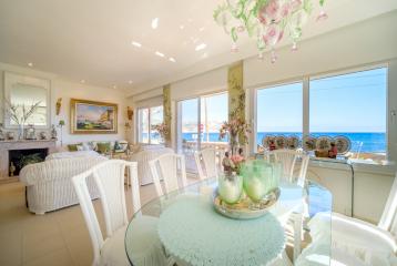 Luminosa villa en primera línea de playa ubicada en Montañar I, Jávea (Alicante)