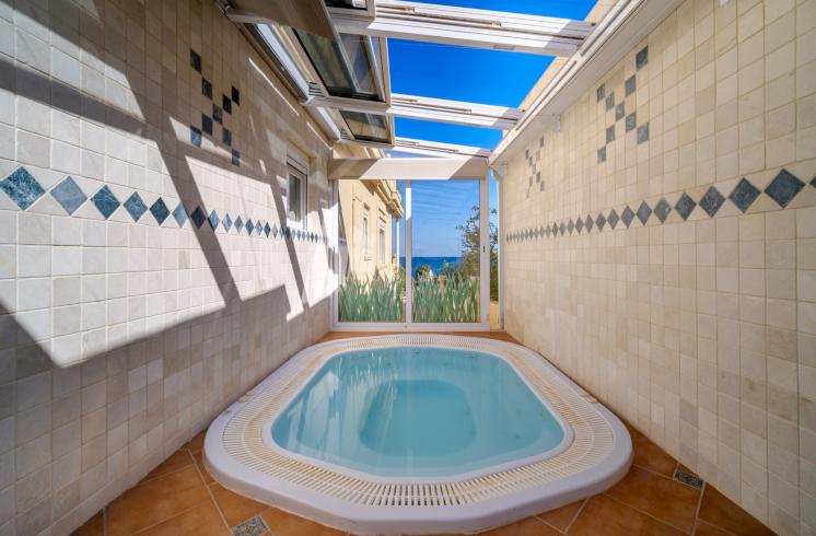 Luminosa villa en primera línea de playa ubicada en Montañar I, Jávea (Alicante)