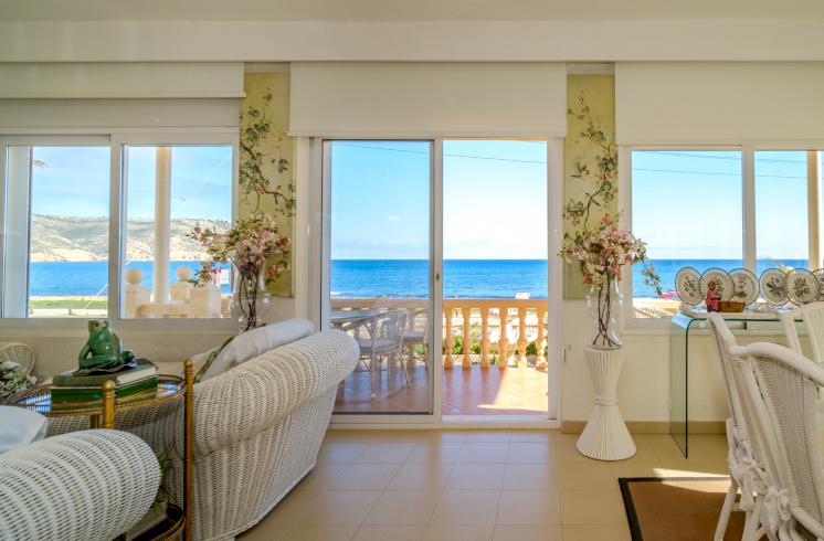 Luminosa villa en primera línea de playa ubicada en Montañar I, Jávea (Alicante)