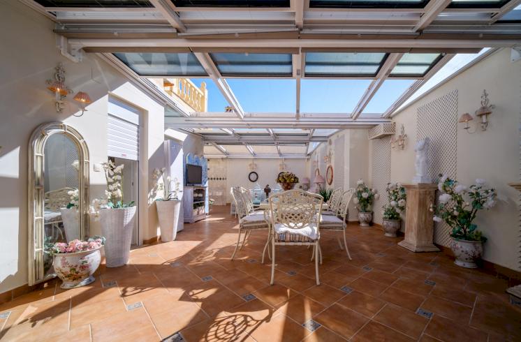 Luminosa villa en primera línea de playa ubicada en Montañar I, Jávea (Alicante)