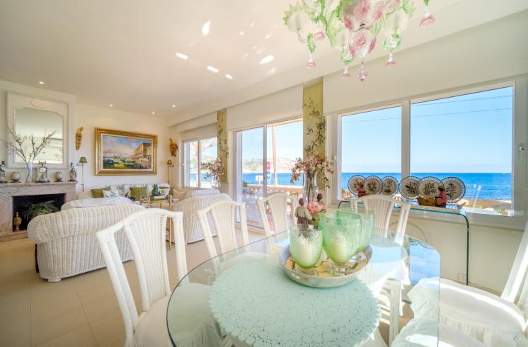 Luminosa villa en primera línea de playa ubicada en Montañar I, Jávea (Alicante)