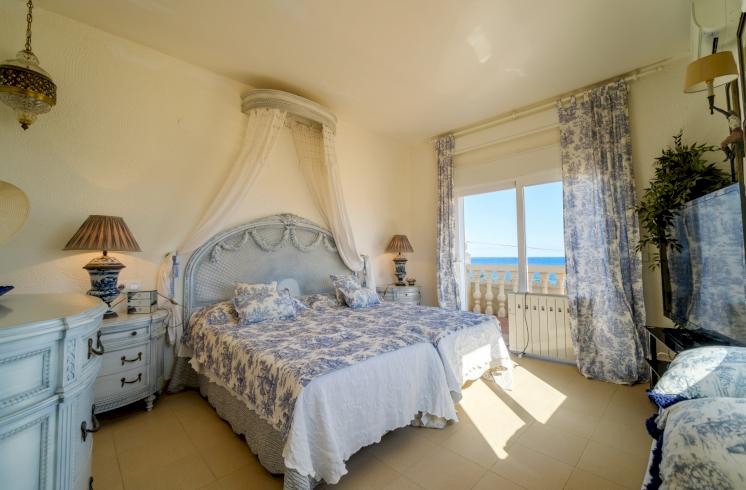 Luminosa villa en primera línea de playa ubicada en Montañar I, Jávea (Alicante)