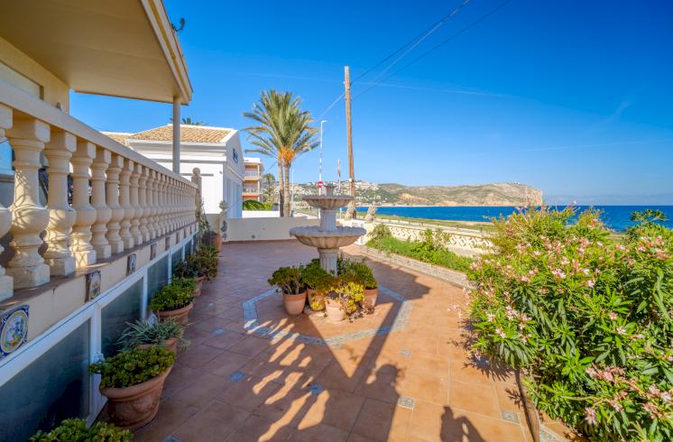 Luminosa villa en primera línea de playa ubicada en Montañar I, Jávea (Alicante)