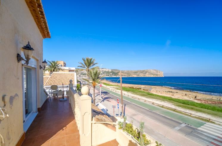 Luminosa villa en primera línea de playa ubicada en Montañar I, Jávea (Alicante)