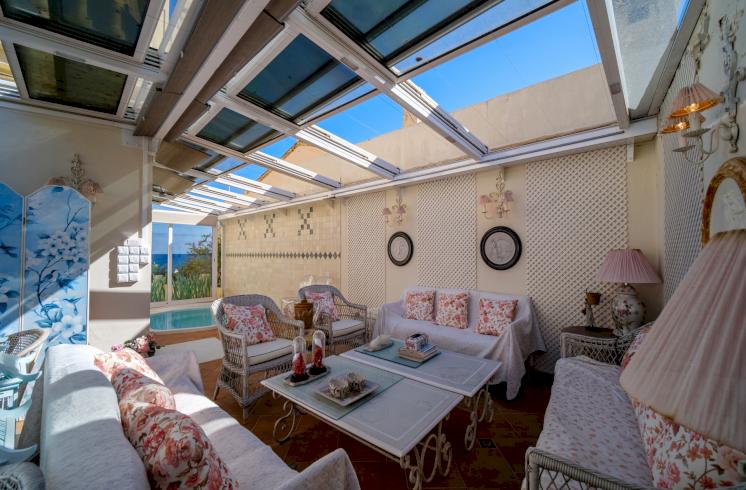 Luminosa villa en primera línea de playa ubicada en Montañar I, Jávea (Alicante)