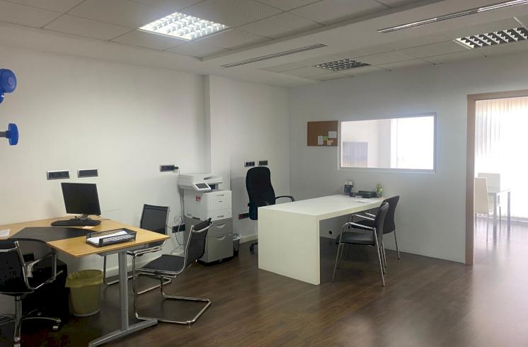 Oficina ubicada en el centro Comercial Arenal de Jávea.