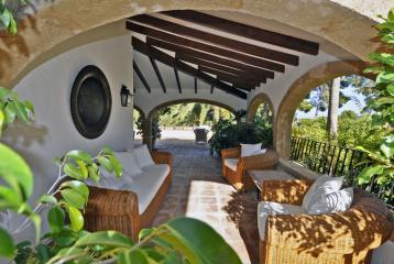 Villa en venta en Jávea, con jardín cerca de la playa.