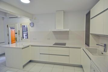Villa en venta en Jávea, con jardín cerca de la playa.