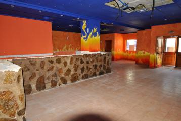 Local comercial en venta con terraza en Dénia.