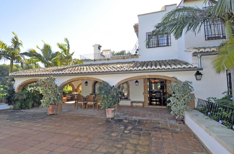 Villa en venta en Jávea, con jardín cerca de la playa.