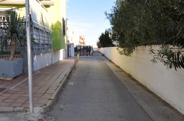 Local comercial en venta con terraza en Dénia.