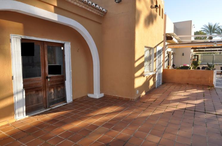 Local comercial en venta con terraza en Dénia.