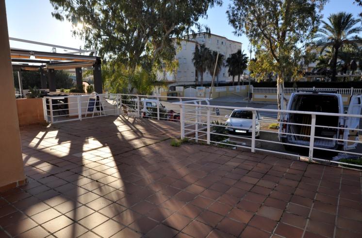 Local comercial en venta con terraza en Dénia.