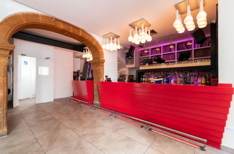 Edificio con pub y vivienda en venta en el centro de Jávea.