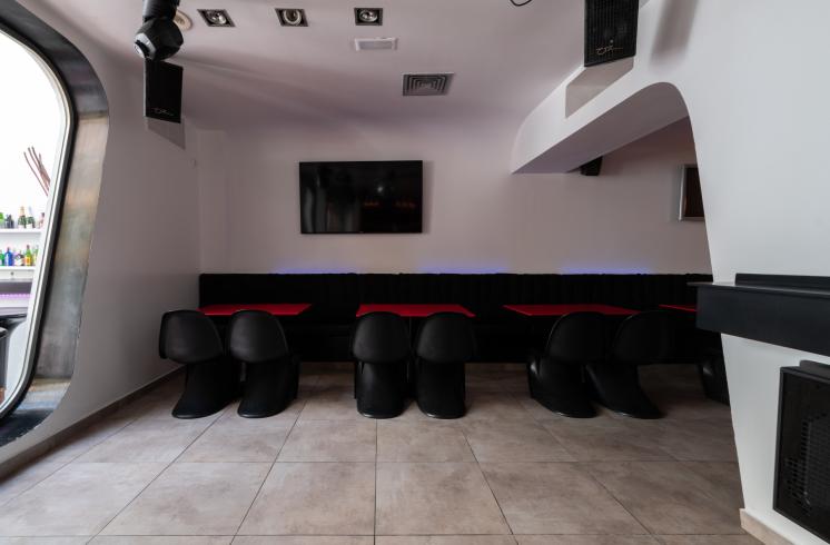 Edificio con pub y vivienda en venta en el centro de Jávea.