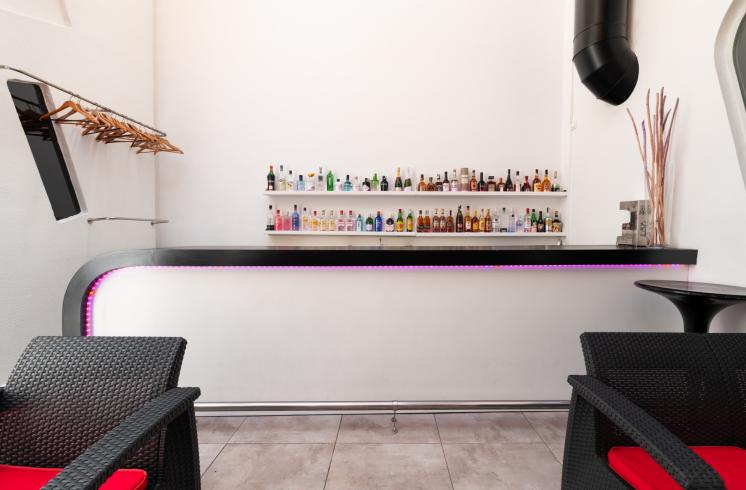 Edificio con pub y vivienda en venta en el centro de Jávea.